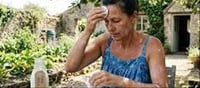 🥛 Can Raw Milk Remove Tan and Brighten Skin? A Dermatologist Explains